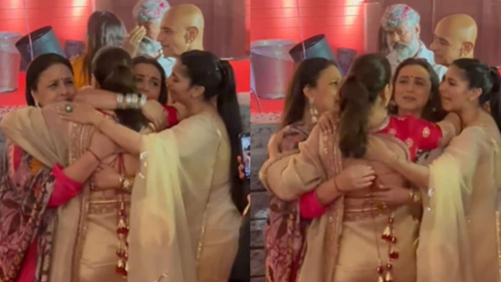 Kajol Rani Mukerji Video: रानी मुखर्जी-काजोल को दुर्गा पूजा में काका की आई याद, इमोशनल हुईं एक्ट्रेस