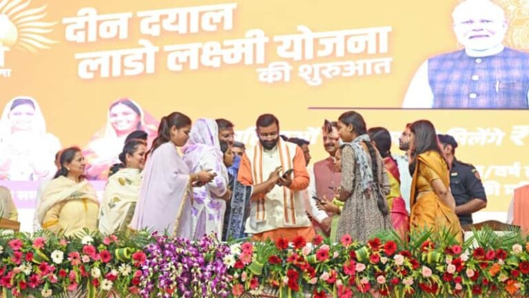 Deen Dayal Lado Laxmi Yojana: मोबाइल से ऐसे करें लाडो लक्ष्मी योजना में आवेदन, जानिए आसान स्टेप्स और पाएं हर महीने 2100 रुपये