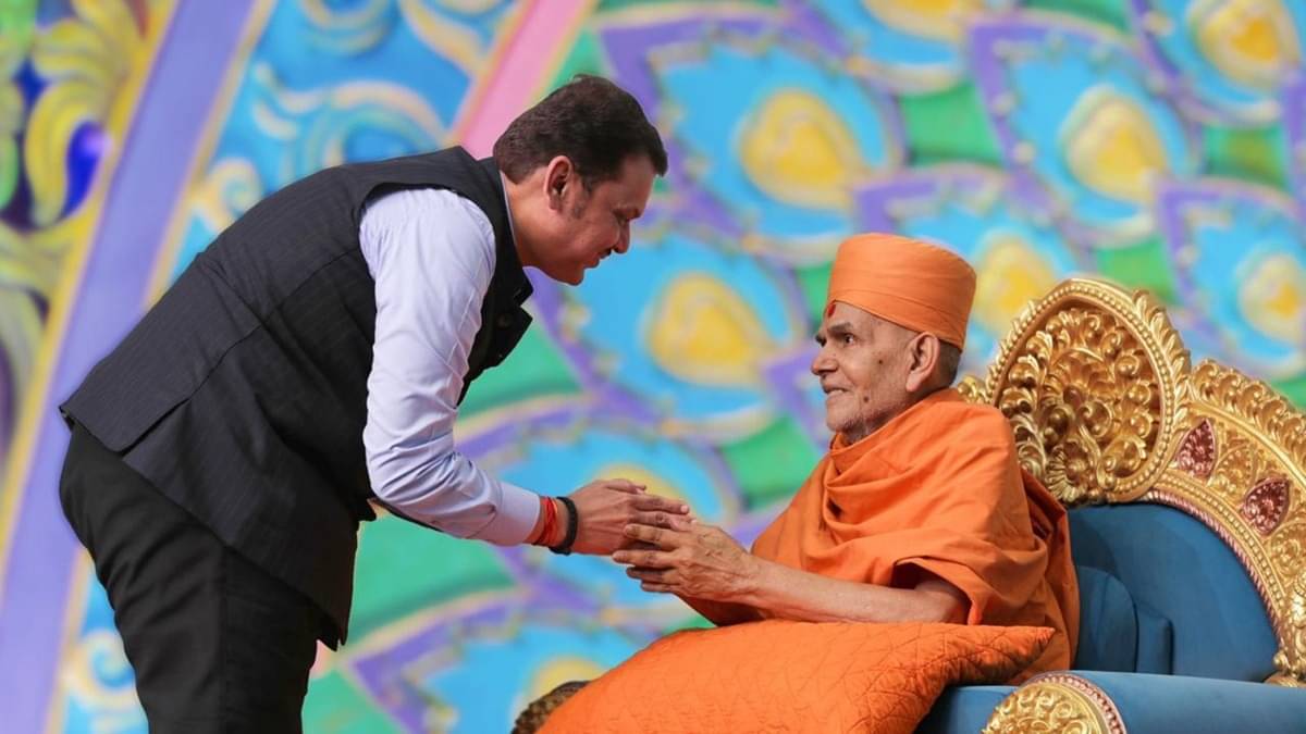 CM दवेंद्र फडणवीस ने BAPS स्वामीनारायण संस्था प्रमुख महंत स्वामी जी महाराज को 92वें जन्मदिन पर दी बधाई