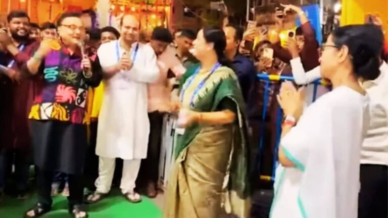 'मेरे दिल में काबा है और आंखों में मदीना...', दुर्गा पंडाल में TMC नेता ने गाया गीत तो CM ममता ने बजाई ताली, BJP ने साधा निशाना
