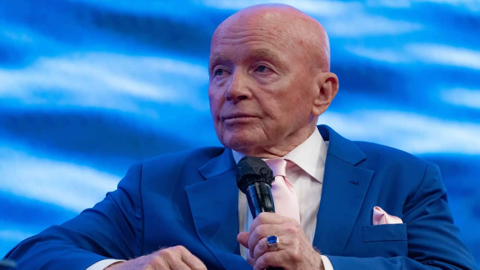 एक साल में 1,00,000 पर पहुंच जाएगा Sensex? दिग्गज निवेशक मार्क मोबियस ने इन सेक्टर पर लगाया दांव