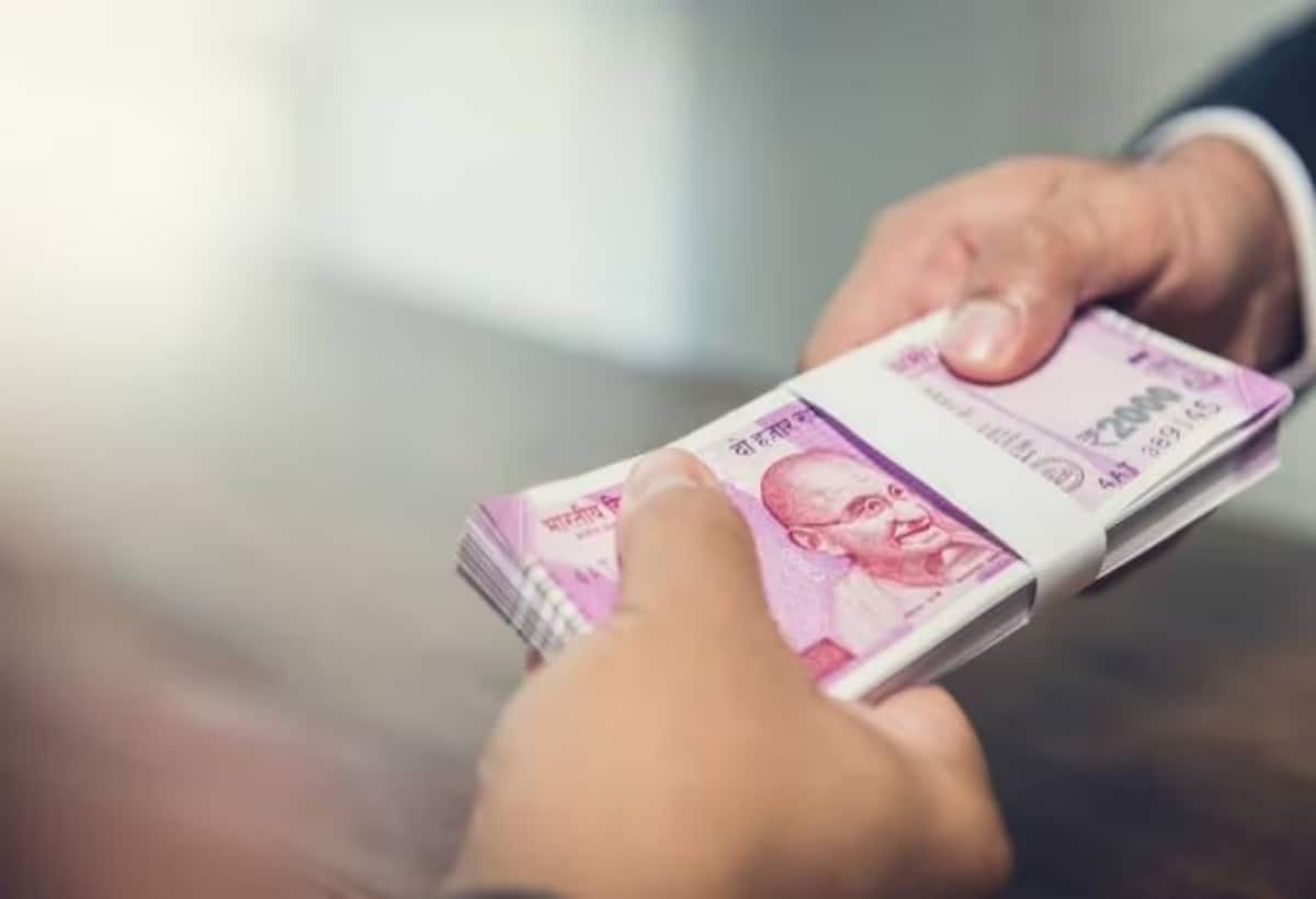 7th Pay Commission: दिवाली से पहले कर्मचारियों और पेंशनर्स को तोहफा, बढ़ सकता है 3% महंगाई भत्ता