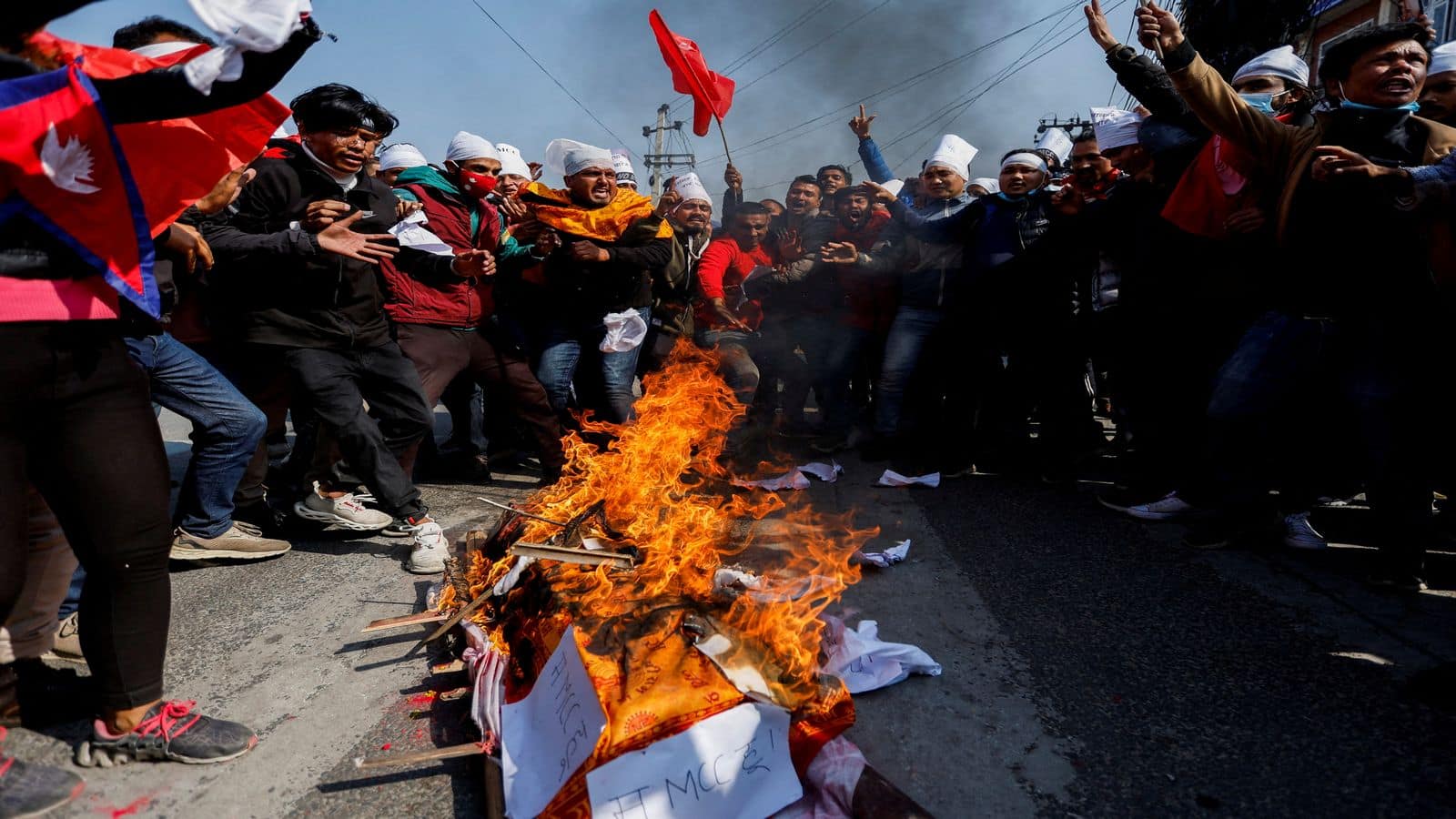 Nepal Protest: नेपाल में राजनीतिक संकट के बीच काठमांडू में फंसे कई भारतीय! होटल को निशाना बना रहे प्रदर्शनकारी, इमरजेंसी नंबर जारी