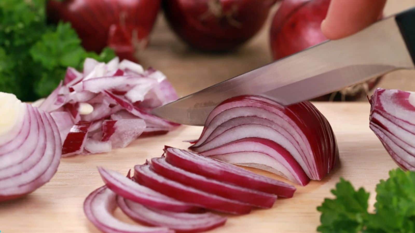 प्याज काटते समय आंखों में जलन? ये 4 आसान ट्रिक्स अपनाएं और पाएं तुरंत आराम