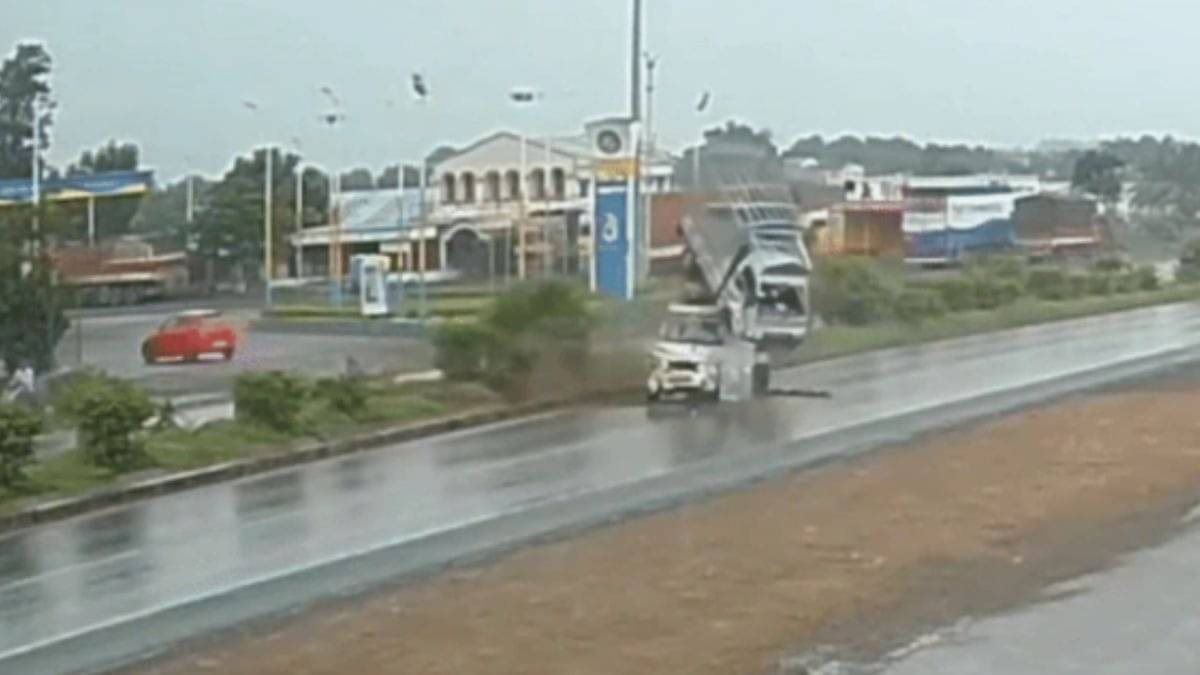 VIDEO: हाईवे पर हवा में गेंद की तरह उछली तेज रफ्तार पिकअप वैन, दूसरी साइड से आ रही गाड़ी को मारी सामने से टक्कर; एक की मौत