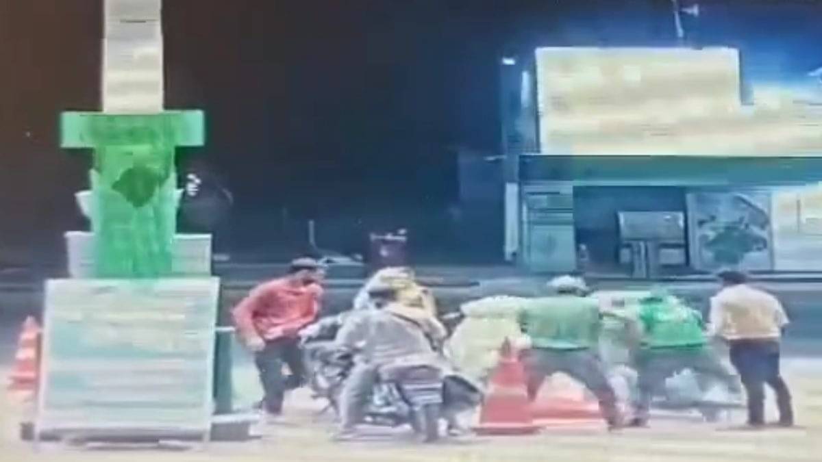 UP: 'NO हेलमेट NO फ्यूल' नियम फॉलो करना पड़ा भारी, पेट्रोल न देने पर दबंग बाइक सवार ने कर दिया हमला, वारदात CCTV में कैद