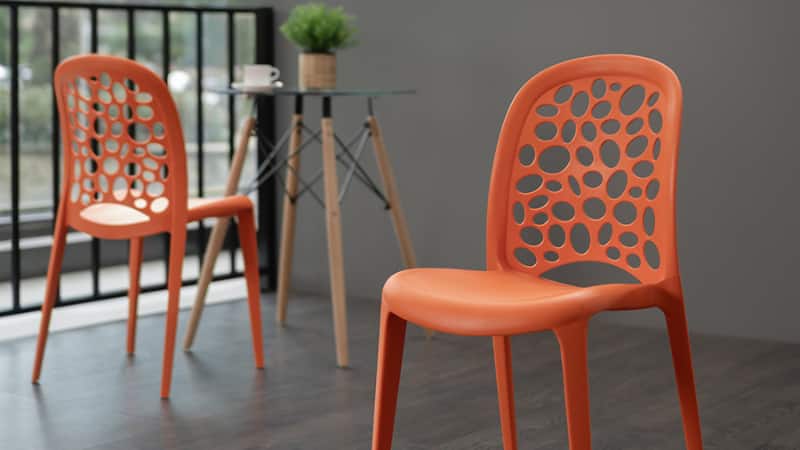 Plastic Chairs Benefits: क्या आपने कभी सोचा है कि प्लास्टिक कुर्सी के पीछे छेद क्यों होते हैं? तो चलिए जानते हैं इसके पीछे का वैज्ञानिक कारण और जुड़े फायदे
