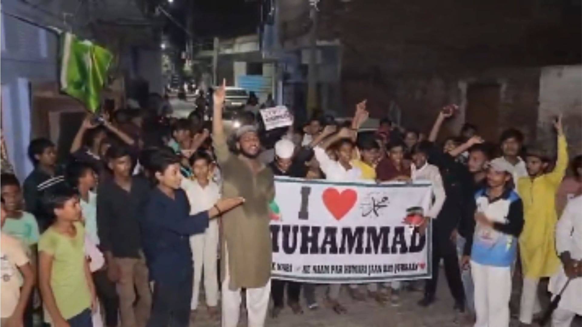 सड़क पर 'I love मोहम्मद' के पोस्‍टर, सिर तन से जुदा के नारे...पुलिस ने रोका तो मुस्‍लिम महिलाएं छीनने लगीं लाठियां, उन्‍नाव में भारी बवाल