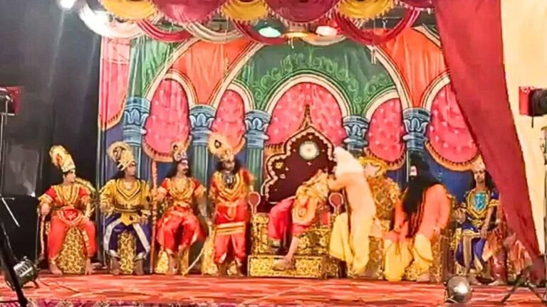 Himachal Pradesh: रामलीला का मंचन, दशरथ का किरदार... फिर अचानक बेसुध होकर मंच पर ही गिरा कलाकार, हार्ट अटैक से मौत का Live Video