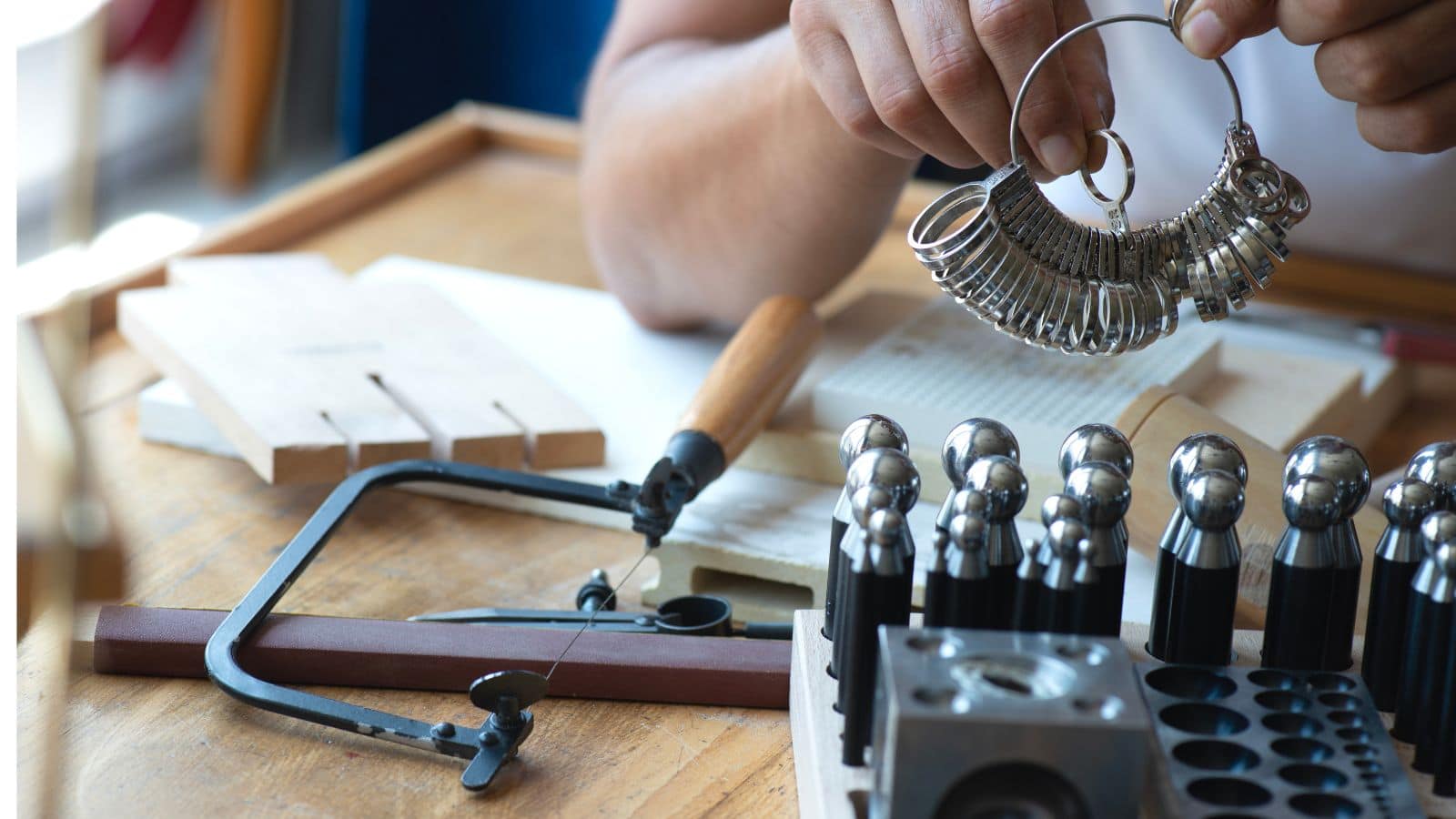 Ring Size: रिंग खरीदना अब नहीं होगा मुश्किल, ये तरीका बदल देगा आपका अनुभव!