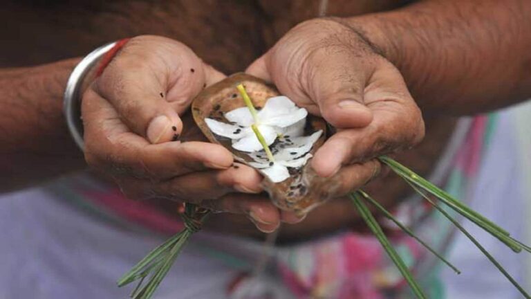 Pitra Paksha 2025: इस समय से पहले कर लें पितरों का तर्पण, जानें किस समय शुरू होगा ग्रहण