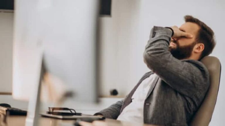 Silent Heart Attack: डेस्क जॉब करने वाले हो जाएं सावधान! लंबे समय तक बैठे रहने से बढ़ रहा है साइलेंट हार्ट अटैक का खतरा