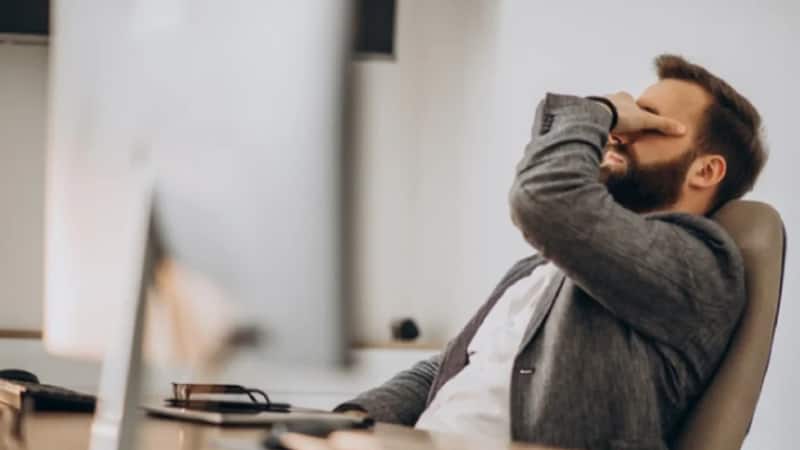 Silent Heart Attack: डेस्क जॉब करने वाले हो जाएं सावधान! लंबे समय तक बैठे रहने से बढ़ रहा है साइलेंट हार्ट अटैक का खतरा