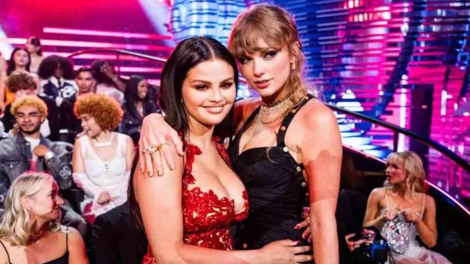 Taylor Swift: छिपते-छुपाते अपनी बेस्ट फ्रेंड सेलेना गोमेज़ की शादी अटेंड करने कैलिफ़ोर्निया पहुंचीं टेलर स्विफ्ट