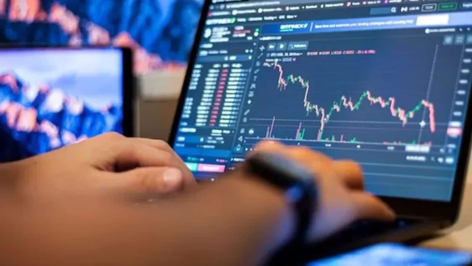 Anlon Healthcare IPO Listings: सिर्फ 1% प्रीमियम के साथ लिस्ट हुआ शेयर, अब निवेशक खरीदें, बेचें या करें होल्ड?