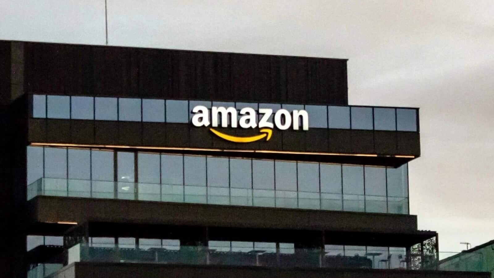 Amazon LaysOff: 30,000 कर्मचारियों की नौकरी पर संकट, एमेजॉन ने की बड़ी छंटनी की तैयारी