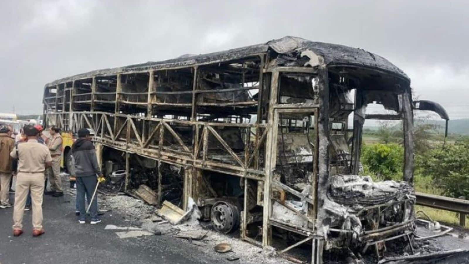Andhra Bus Fire: बस में थे 46 लाख रुपए के 234 स्मार्टफोन, आग को और भड़का दिया!