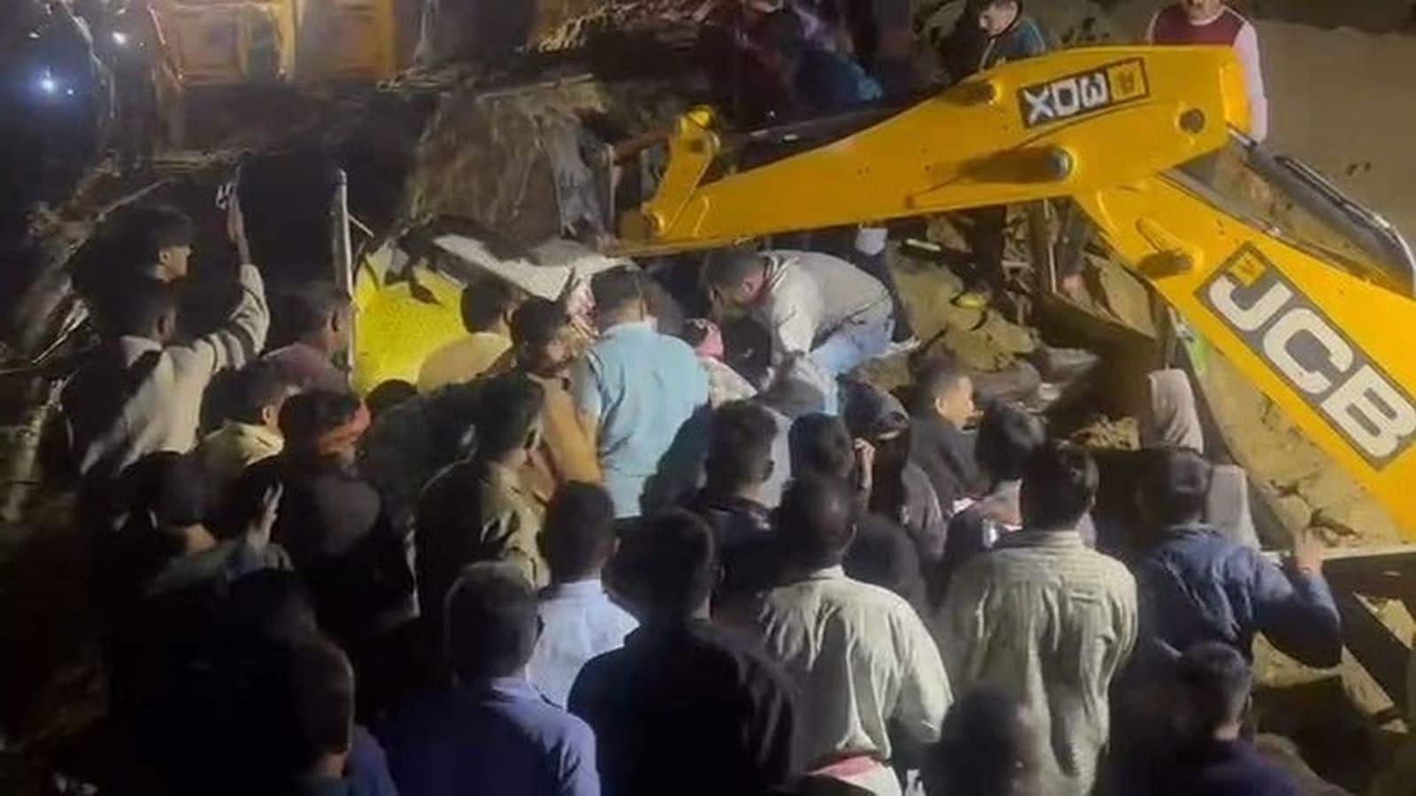 Bilaspur Bus Accident: हिमाचल प्रदेश के बिलासपुर में भीषण बस हादसा! 15 लोगों की मौत, कई भूस्खलन के मलबे में दबे