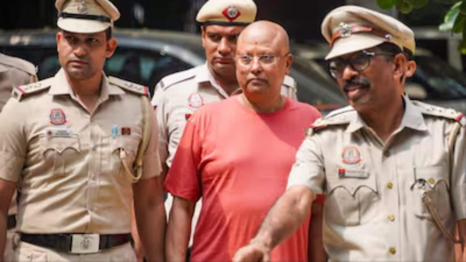 'अपनी पसंद की लड़कियों को देता था अलग रूम, फोन भी छीने जाते थे', पूर्व छात्र ने किया बाबा चैतन्यनंद के आश्रम का खुलासा