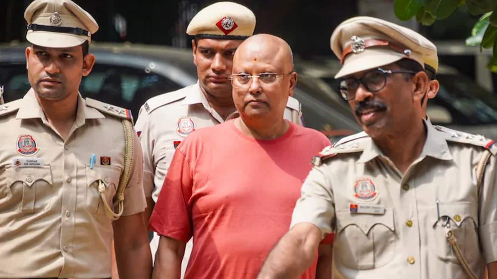 Delhi ashram case: चैतन्यानंद के ठिकाने से सेक्स टॉय और पोर्न CD बरामद, चुपके से लेता था छात्राओं की तस्वीरें