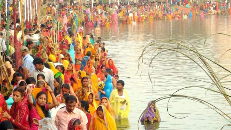 Chhath Puja 2025: छठ पूजा के मौके पर जरूर सुनें ये सुपरहिट गीत, भक्तिमय हो जाएगा पूरे घर का माहौल