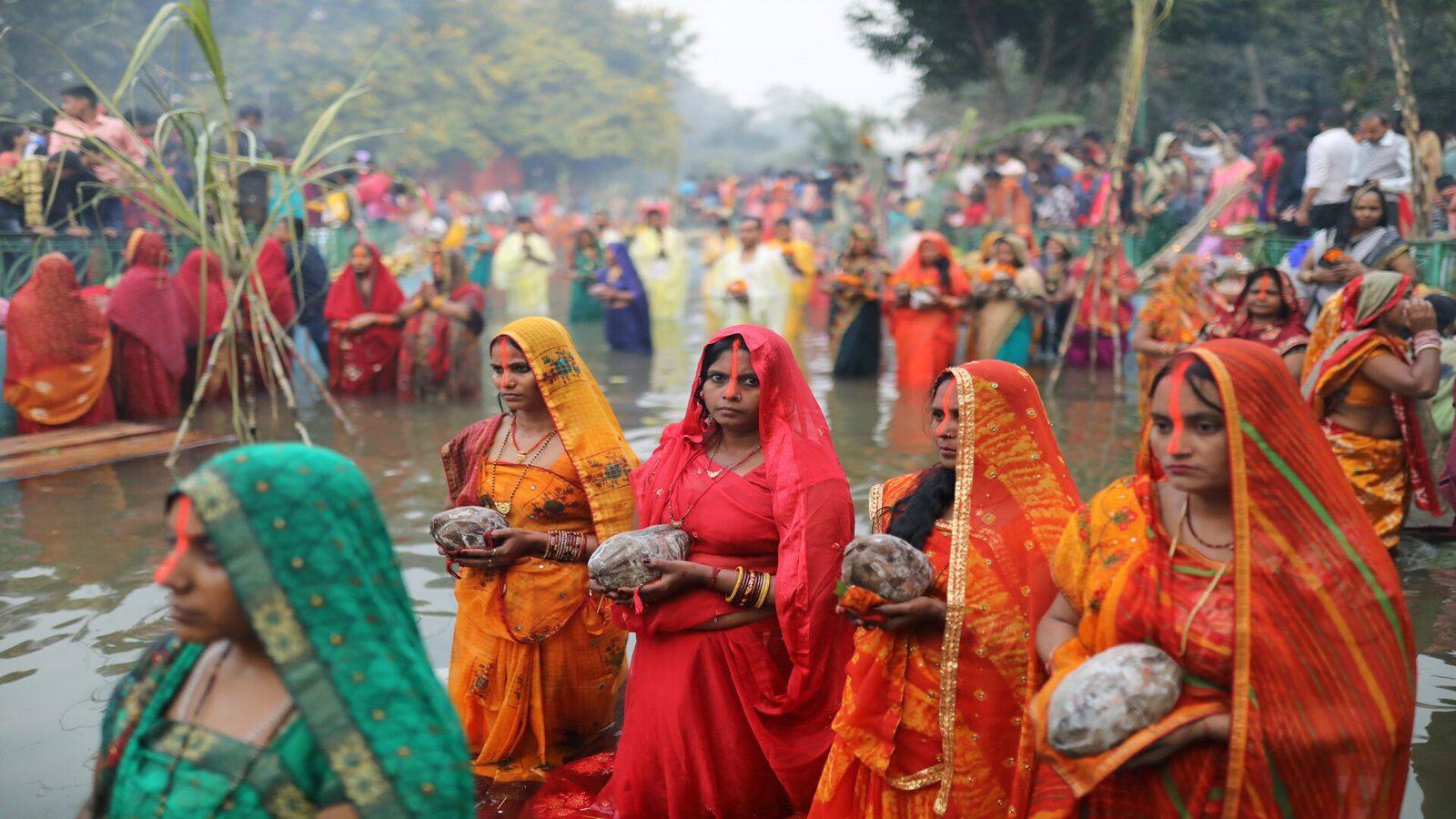Chhath Puja 2025: दिल्ली में यमुना घाट के लिए BJP-AAP में क्यों छिड़ी जंग? सरकार ने की छठ पूजा की तैयारियों की समीक्षा