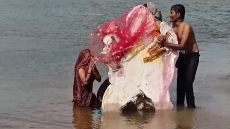 UP News: आगरा में मूर्ति विसर्जन के दौरान बड़ा हादसा! 11 लोग डूबे, 3 की मौत, बाकी की तलाश जारी