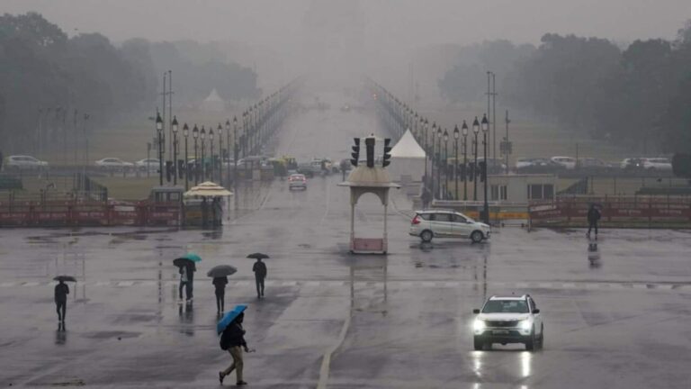 Delhi-NCR AQI Today: दिल्ली-NCR पर कोहरा, धुंध और बादल का 'ट्रिपल अटैक', AQI फिर 300 के पार