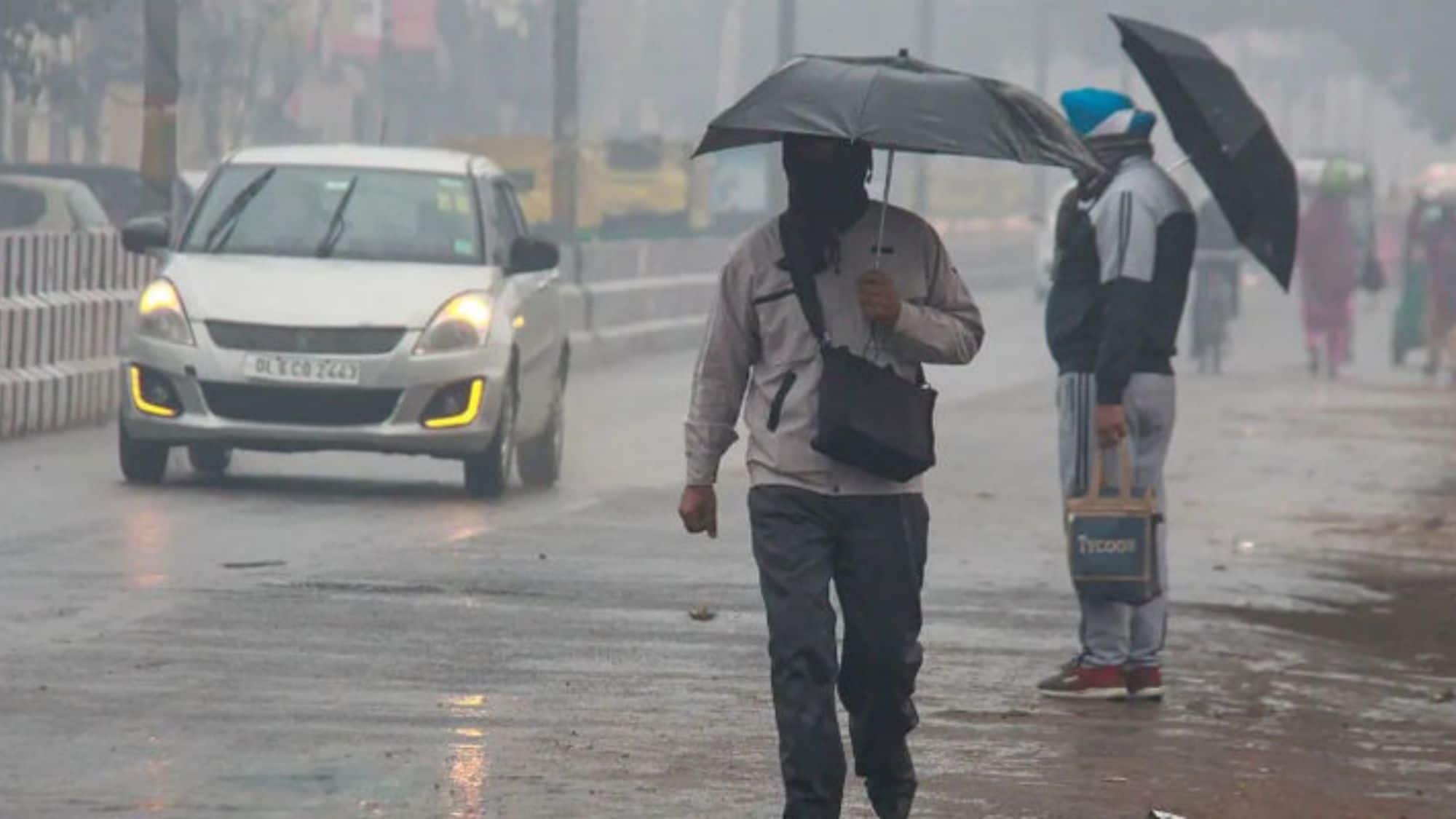 Delhi weather: येलो अलर्ट जारी! दिल्ली में तूफानी हवाओं और गरज के साथ बारिश का असर