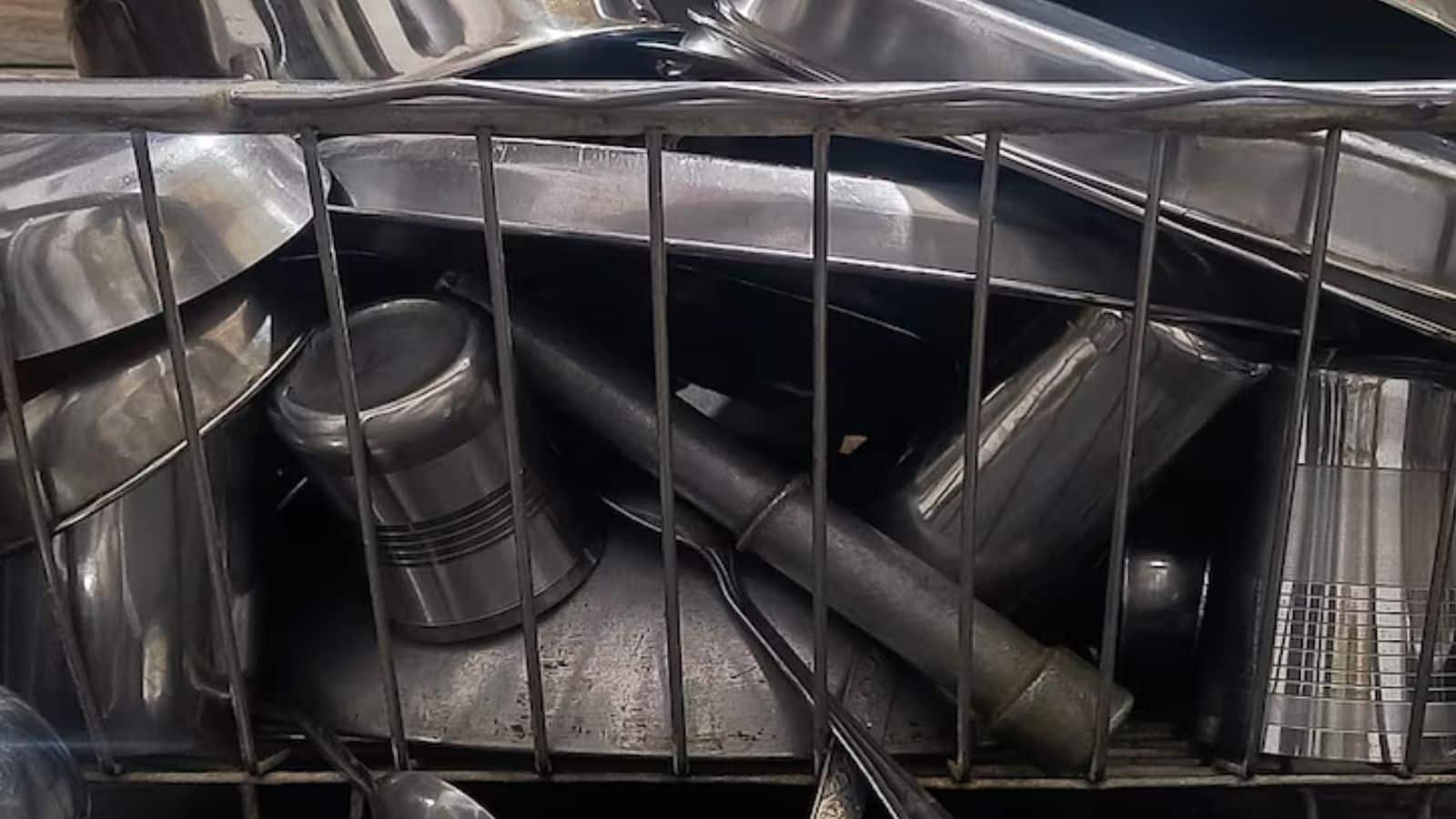 Tips And Tricks: जिद्दी तेल और दाग हटाएं, दिवाली पर बर्तनों को बनाएं चमकदार