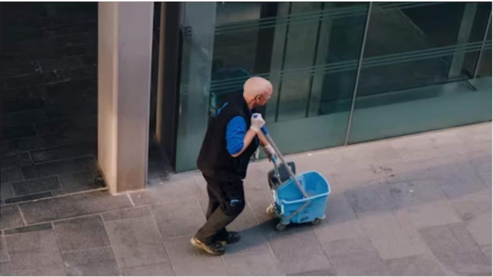 टोक्यो का 'अदृश्य करोड़पति'! करोड़ों की प्रॉपर्टी और पैसा, फिर भी करता है सफाईकर्मी का काम