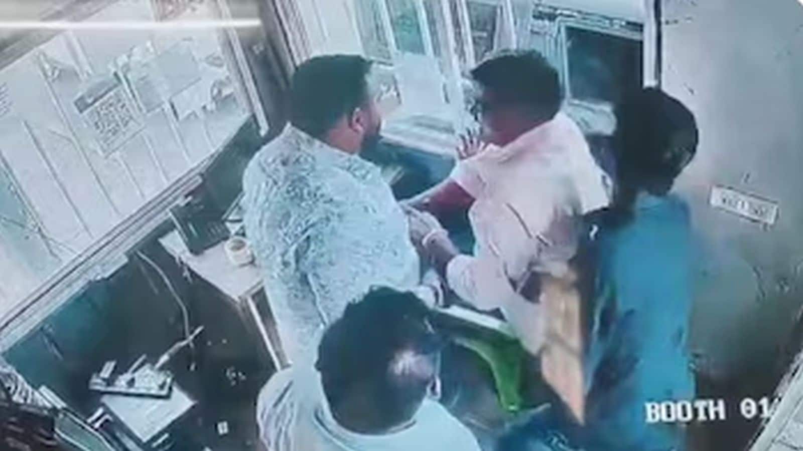 Viral Video: 'क्या तुम जानते हो मैं कौन हूं?'; कर्नाटक बीजेपी नेता के बेटे ने टोल बूथ कर्मचारी को पीटा, वीडियो वायरल