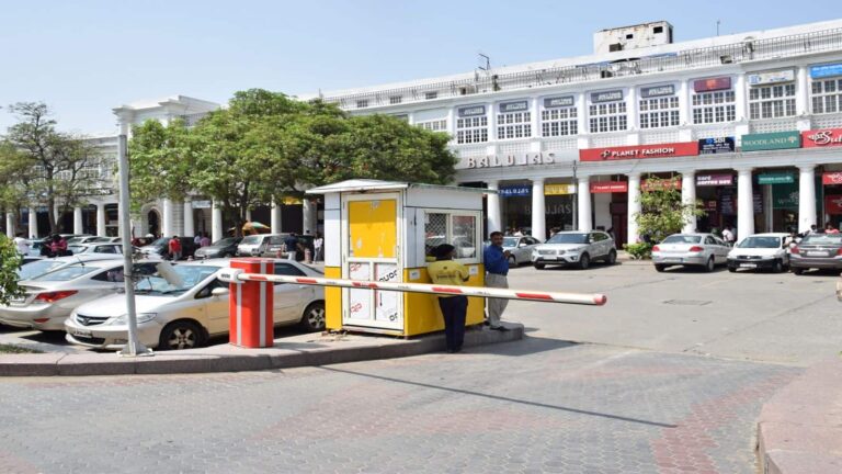 दिल्ली में दोगुना हुई पार्किंग फीस! कार, बाइक खड़ी करने पर देना होगा अब इतना पैसा, प्रदूषण के चलते GRAP-II के तहत उठाया कदम