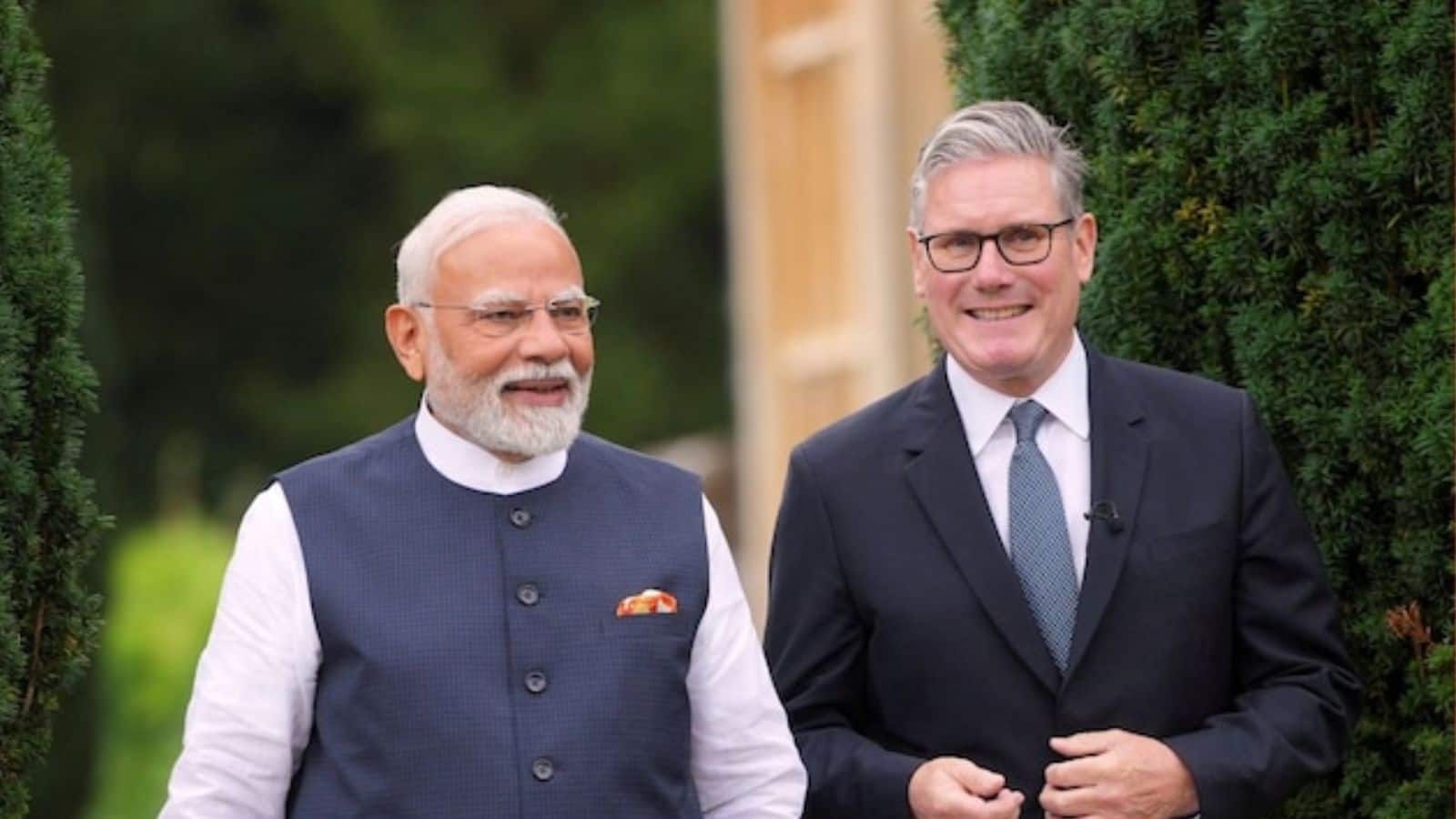 PM Modi–Keir Starmer Meet: मुंबई में मिले पीएम मोदी और कीर स्टार्मर, ऐतिहासिक FTA के बाद यूके PM का पहला भारत दौरा