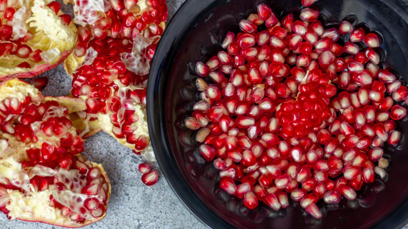 Peeling Pomegranate: इन 2 आसान तरीकों से अनार छीलें फटाफट, बिना गंदगी के