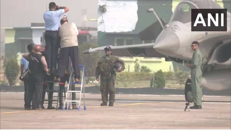 President Droupadi Murmu: राष्ट्रपति मुर्मू ने रच दिया इतिहास, भारत के सबसे हाई टेक लड़ाकू विमान 'राफेल' में भरी उड़ान