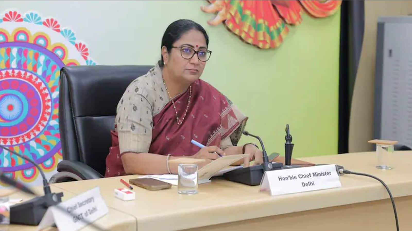 दिल्ली में पटाखे फोड़ने को लेकर सुप्रीम कोर्ट जाएगी दिल्ली सरकार, ग्रीन पटाखों से बैन हटाने की मांग
