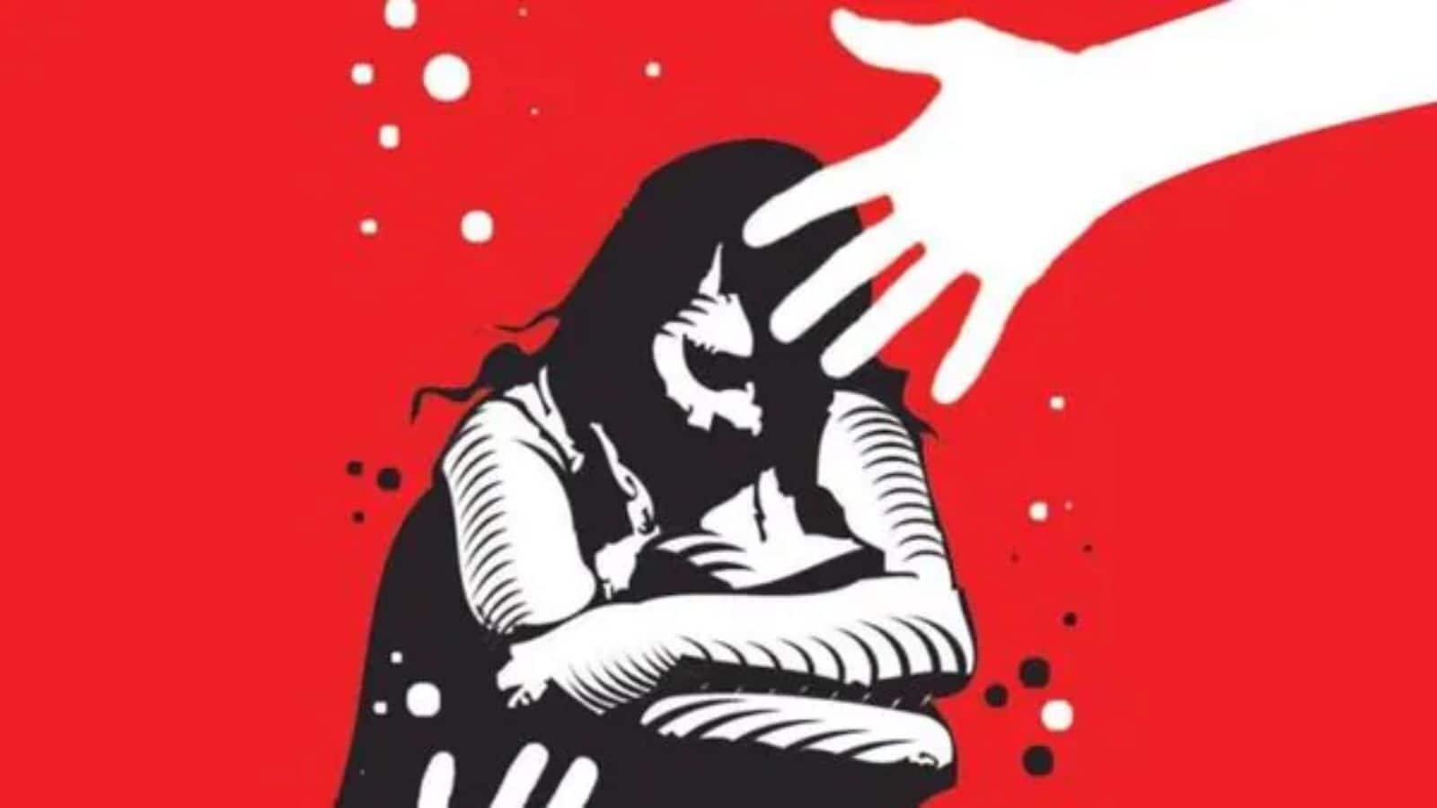 पति की घिनौनी हरकत! बेडरूम में छिपाया कैमरा, पत्नी को विदेशी क्लाइंट के साथ संबंध बनाने के लिए किया मजबूर