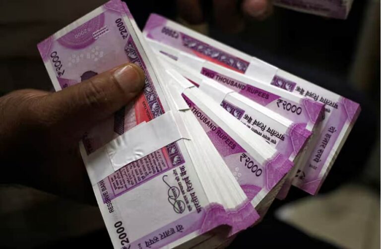 RBI Report: ₹2000 के नोटों का सर्कुलेशन गिरा, लेकिन अभी भी है बैंकिंग दुनिया की गेमचेंजर... जानिए RBI की रिपोर्ट की डिटेल