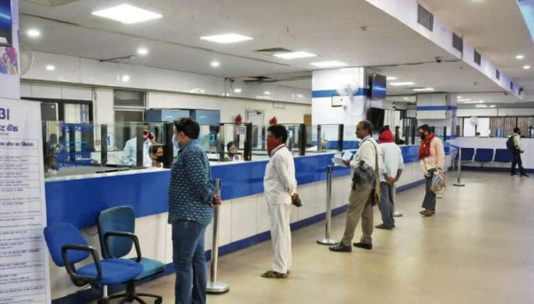 Minimum Balance In Bank Accounts: अगर आपके खाते का भी बैलेंस है 0 तो डरने की नहीं है बात... अब इन 8 बैंकों में  मिनिमम बैलेंस का झंझट खत्म!