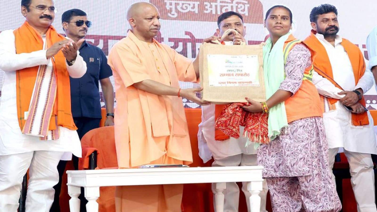 UP News: यूपी के सफाईकर्मियों के खाते में आएंगे ₹20,000, ₹5 लाख का फ्री इलाज भी होगा, दिवाली से पहले सीएम योगी का ऐलान