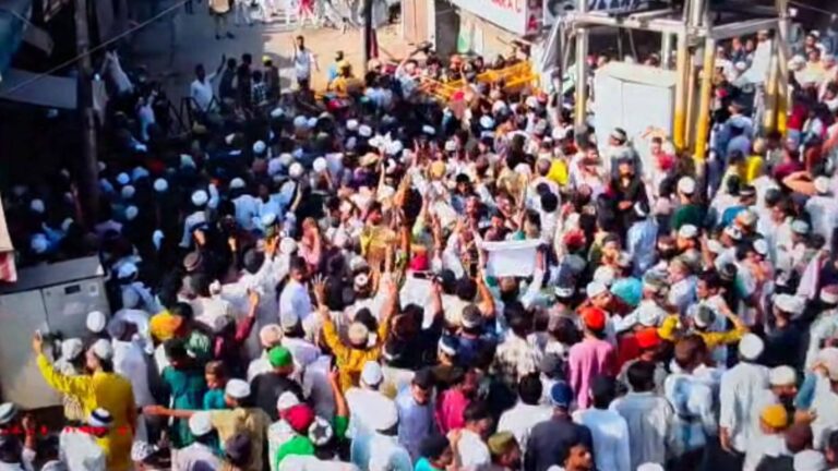 Bareilly Violence: जुमे की नमाज के बाद उग्र हुई भीड़, बैरिकेड तोड़कर बढ़ी आगे... सामने आया बरेली हिंसा का CCTV फुटेज