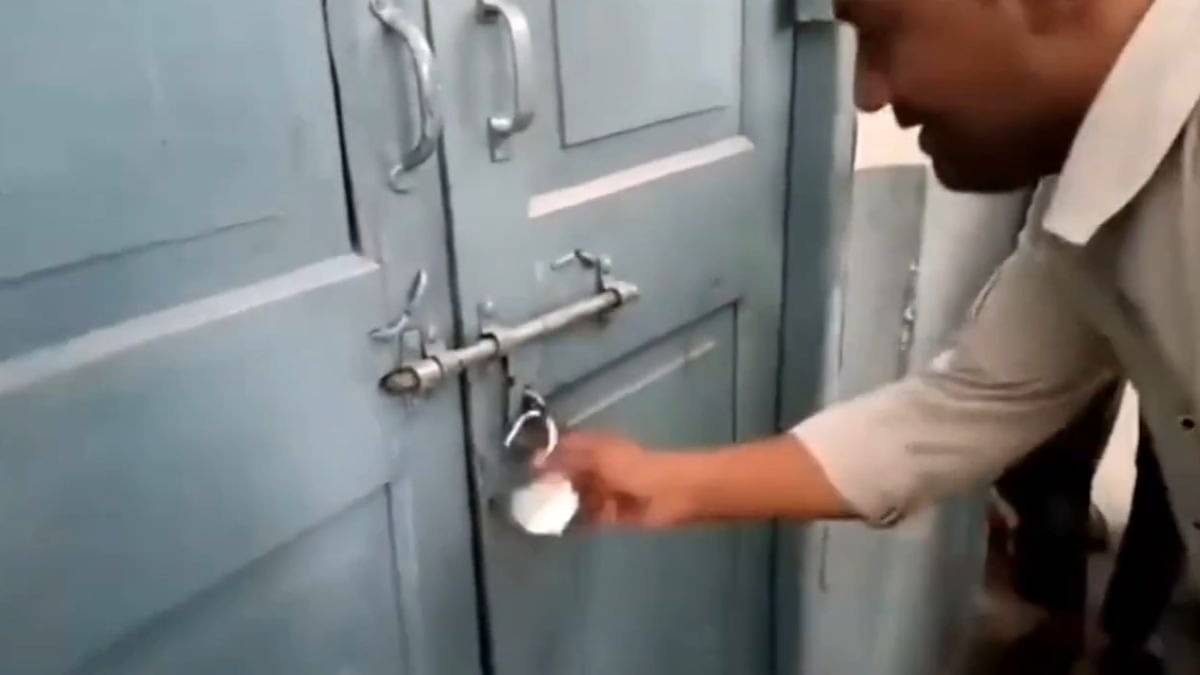 Haridwar: स्कूल खत्म होने के बाद क्लास रूम में ही रह गया बच्चा, रोने की आवाज सुन ताला तोड़ बाहर निकाला; स्कूल की लापरवाही का VIDEO वायरल