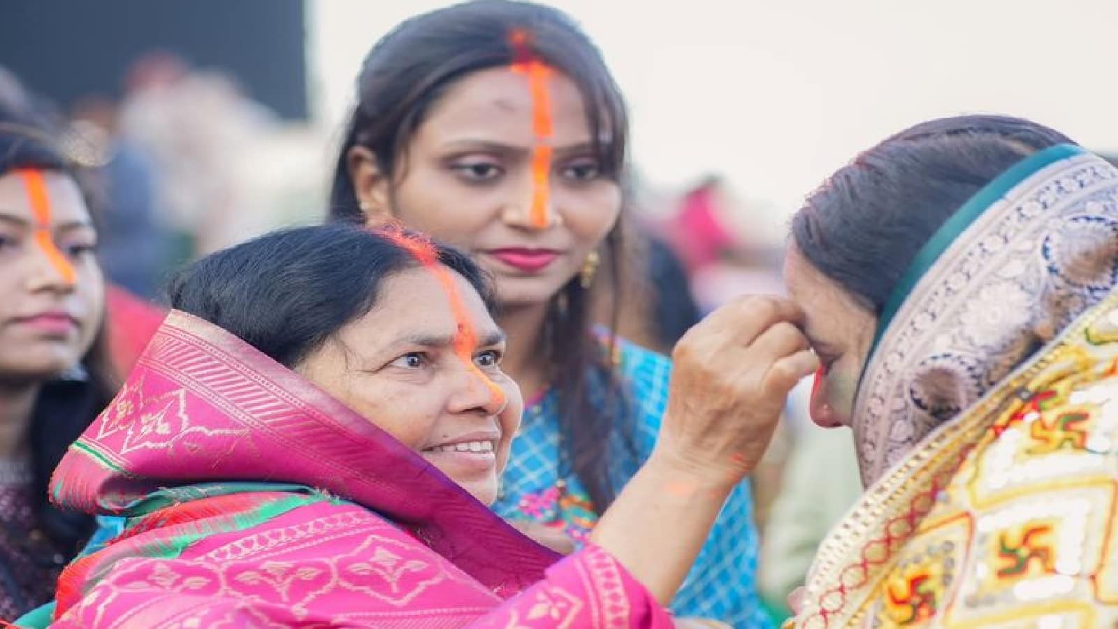 Chhath Puja 2025:नाक से मांग तक सिंदूर लगाने के पीछे है ये वजह, इस पौराणकि कथा से जानिए महत्व