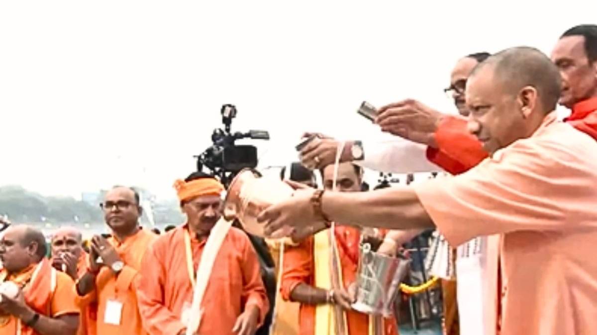 Chhath Puja In UP: गोमती घाट पर CM योगी ने भगवान सूर्य को दिया अर्घ्य