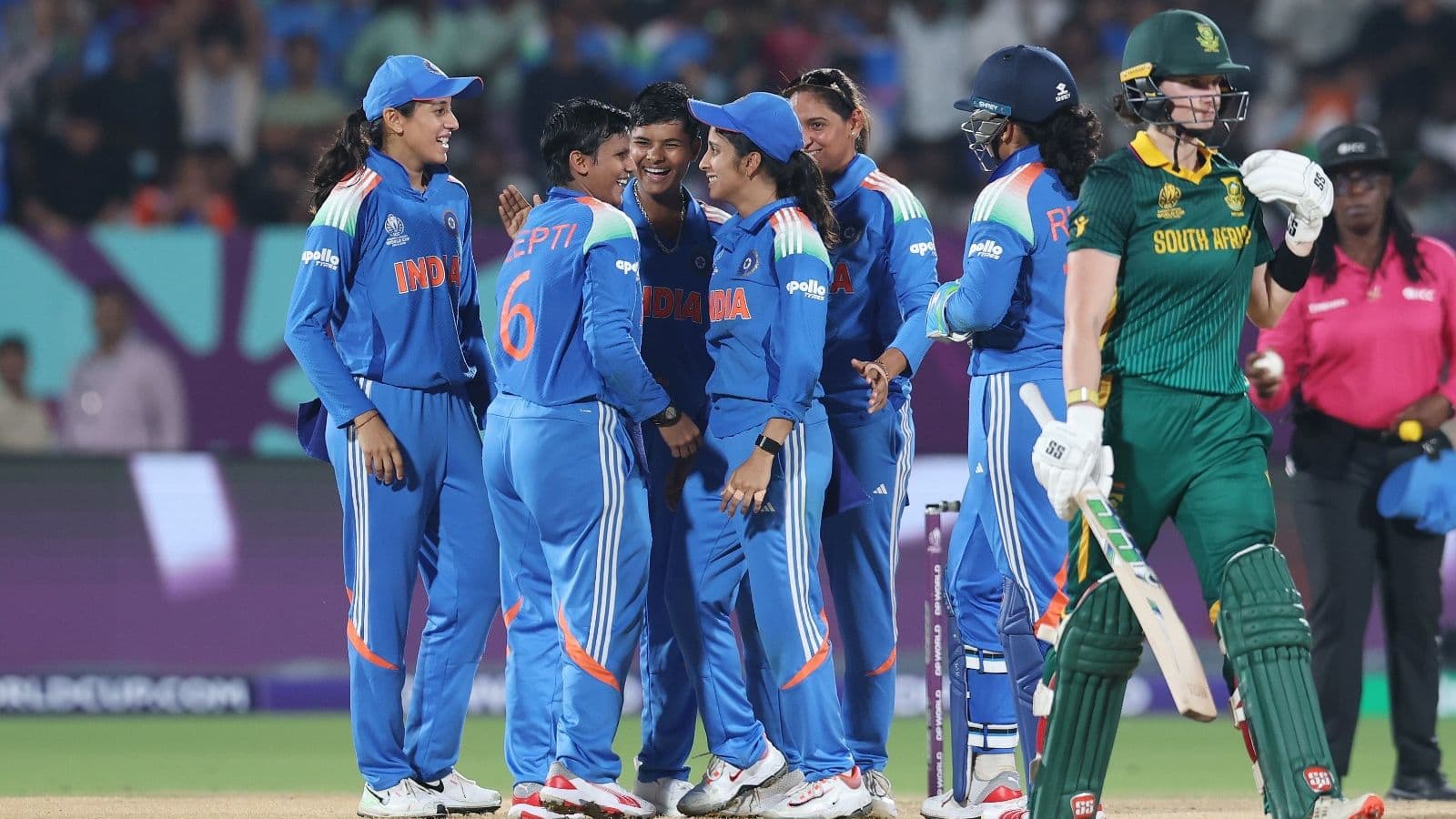 400 रन से लेकर पांच विकेट तक...क्रिकेट के वो रिकॉर्ड जो पुरुषों से पहले महिलाओं ने बनाए