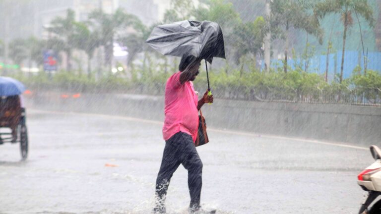 कुछ घंटों में विकराल रूप लेगा Cyclone Montha, दिल्ली-UP से लेकर बिहार तक बारिश का अलर्ट, छठ पूजा पर कहां कैसा रहेगा मौसम का हाल?