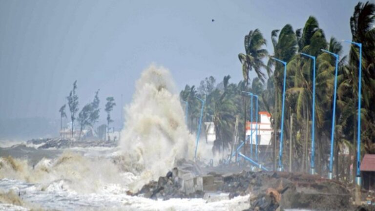 तबाही मचाने आ गया Cyclone Montha, आज होगा लैंडफॉल, 110KM की रफ्तार से चलेंगी हवाएं; कई फ्लाइट्स-ट्रेन कैंसिल और स्कूल भी बंद