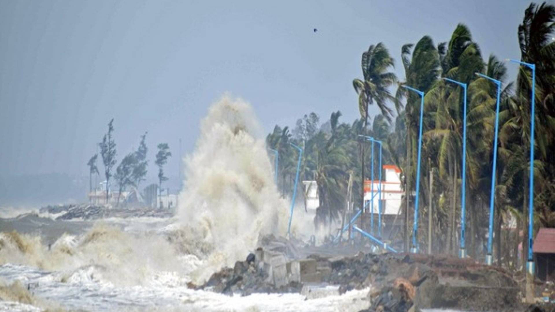 तबाही मचाने आ गया Cyclone Montha, आज होगा लैंडफॉल, 110KM की रफ्तार से चलेंगी हवाएं; कई फ्लाइट्स-ट्रेन कैंसिल और स्कूल भी बंद