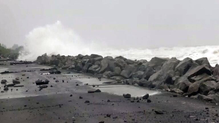 Cyclone Montha : आज ओडिशा पहुंचेगा चक्रवाती तूफान मोंथा, आंध्र प्रदेश में मचाई भयंकर तबाही, ट्रेन-फ्लाइट रद्द; अब अलर्ट पर ये राज्य